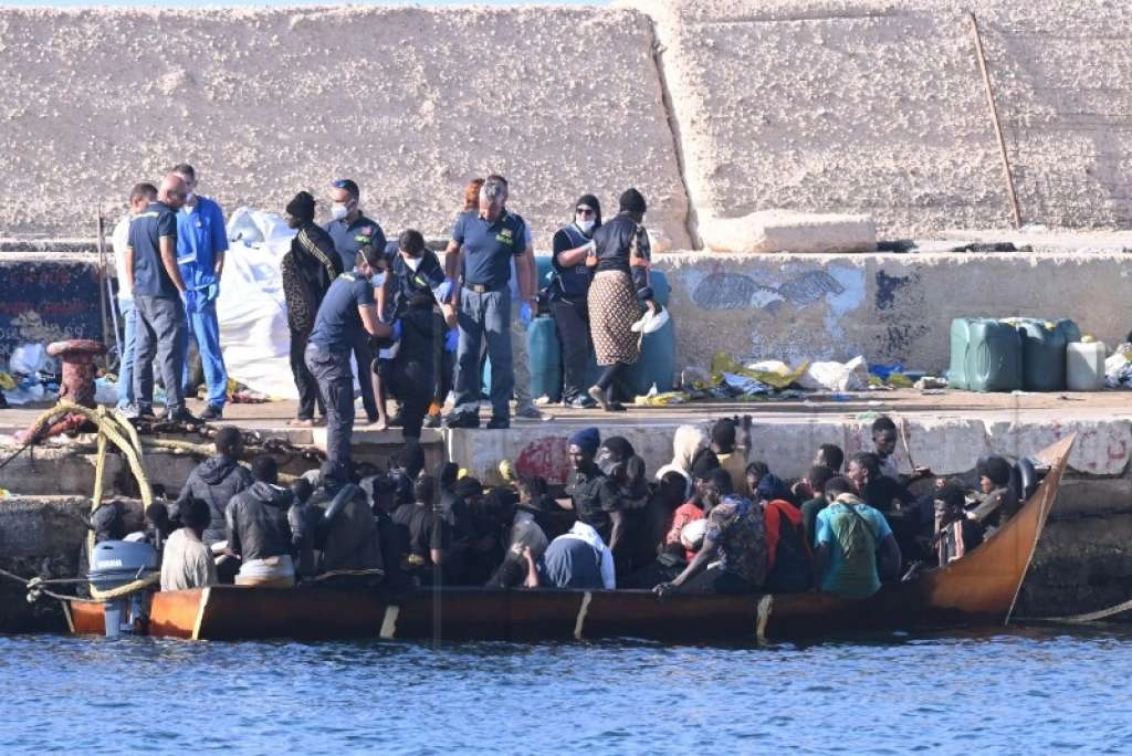 Brod italijanske mornarice s malom grupom migranata uplovio u Albaniju