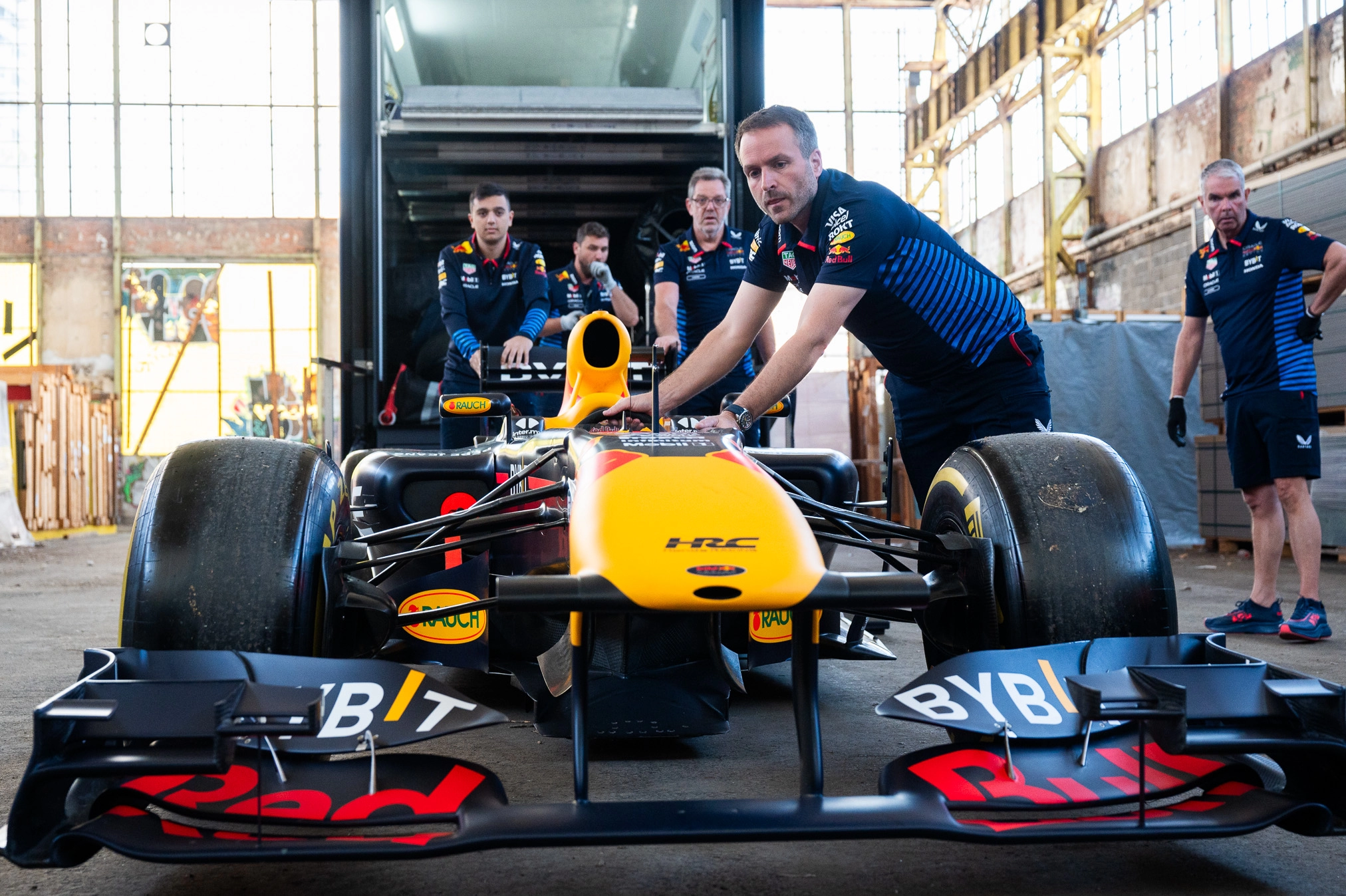 Mehaničari Red Bull Racinga servisirali bolid RB7, spreman je za  Red Bull Showrun u Sarajevu