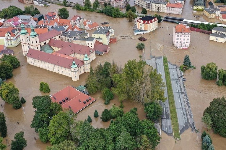 Najmanje 8 mrtvih u poplavama u Europi. U Poljskoj bujica odnijela auto s dvoje djece