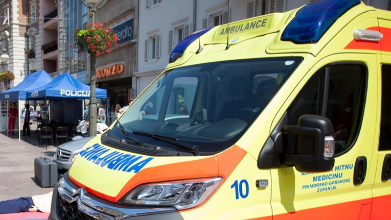 Umrla žena na stubištu u Rijeci, ubio ju je muškarac? Pod nadzorom je policije