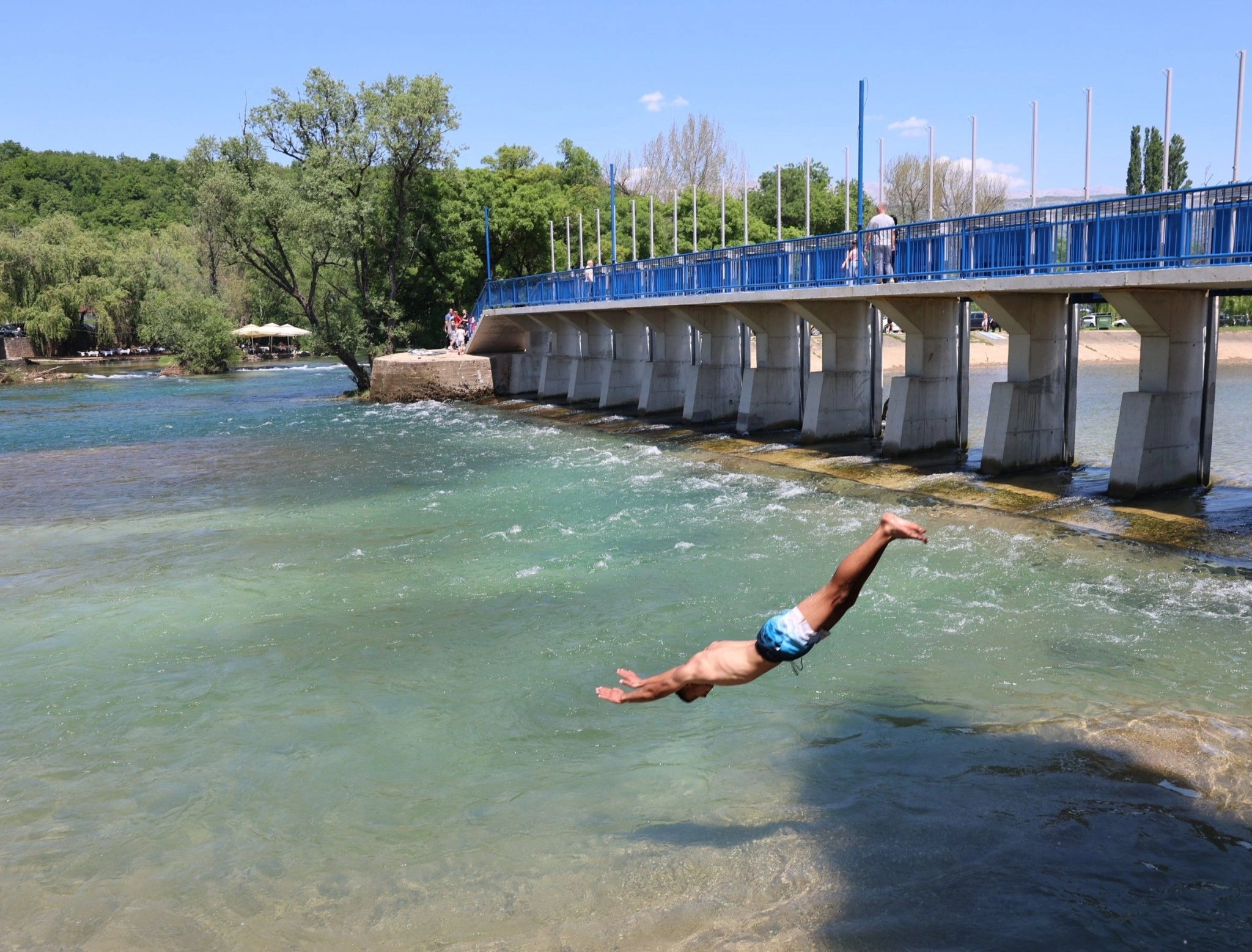 Praznik u Hercegovini: Izmjereno 30 stepeni, izletišta puna, a najhrabriji su se i okupali