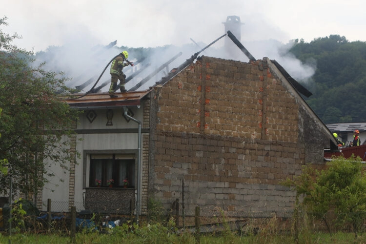 Grom izazvao požar, prilikom gašenja ozlijeđen vatrogasac: “Vjerojatno ga je pogodio geler”