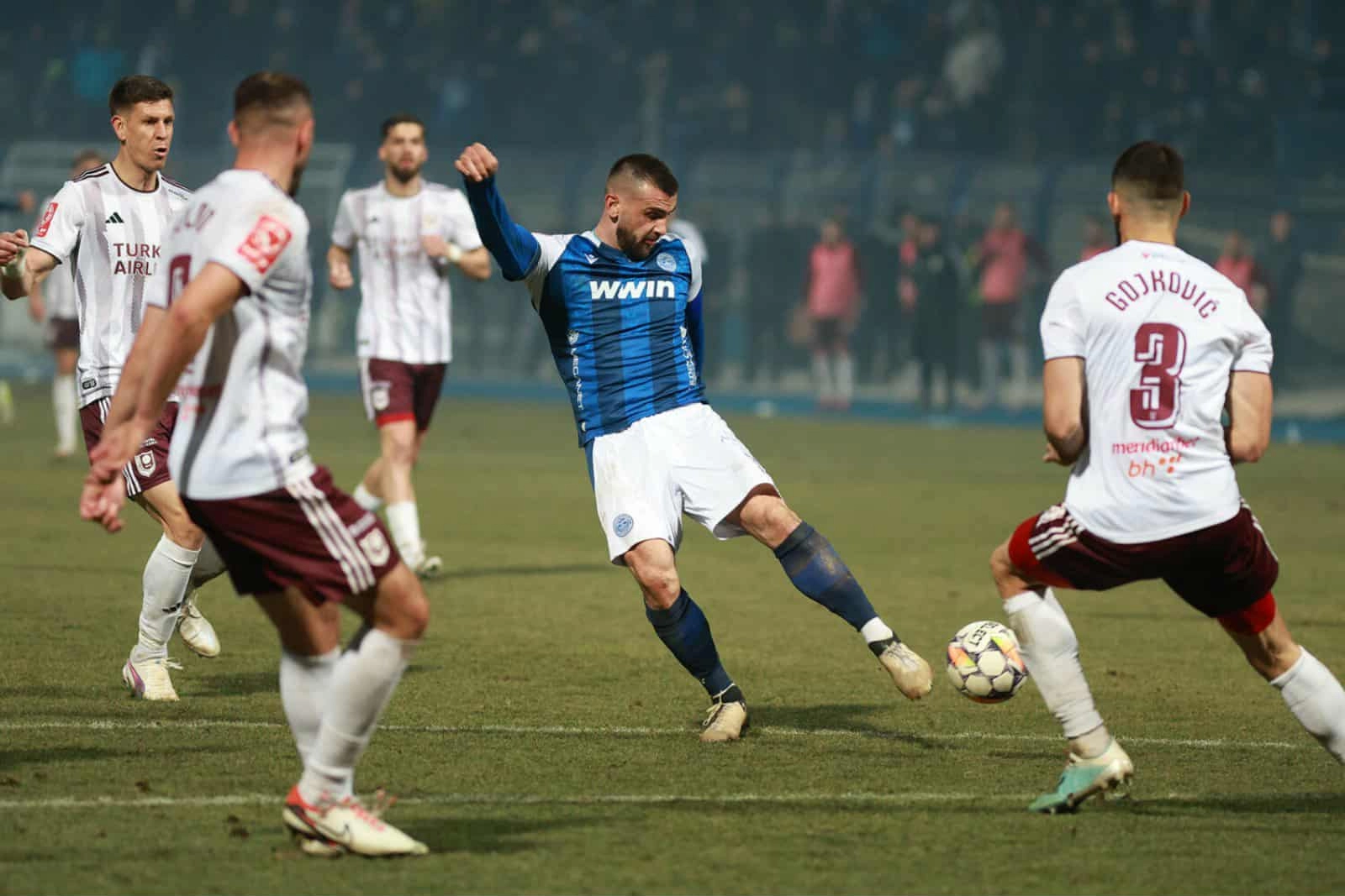 Forma pada u drugi plan, odlučuju detalji