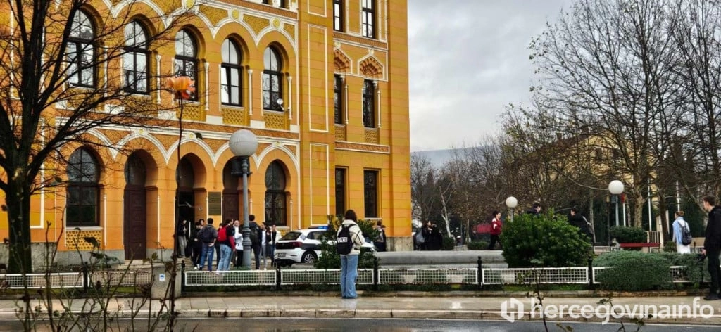 HULIGANSKI TEROR NAD MOSTAROM: Dvojica učenika ozlijeđena u napadu ispred Gimnazije Mostar, jednom slomljena ruka