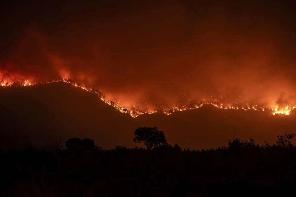 Španija se bori s požarima, jedan vatrogasac poginuo