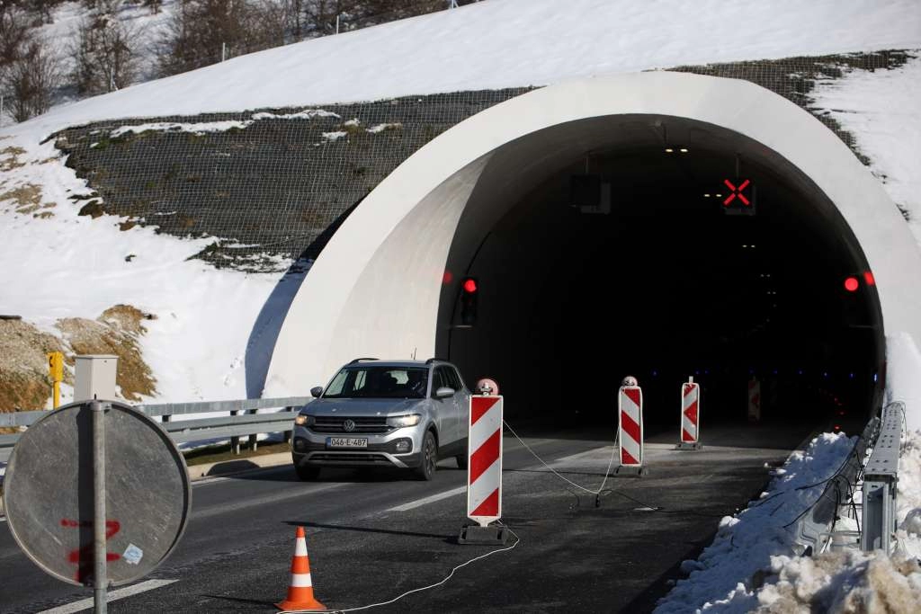 Snijeg otežava saobraćaj, gužve na izlazu iz BiH