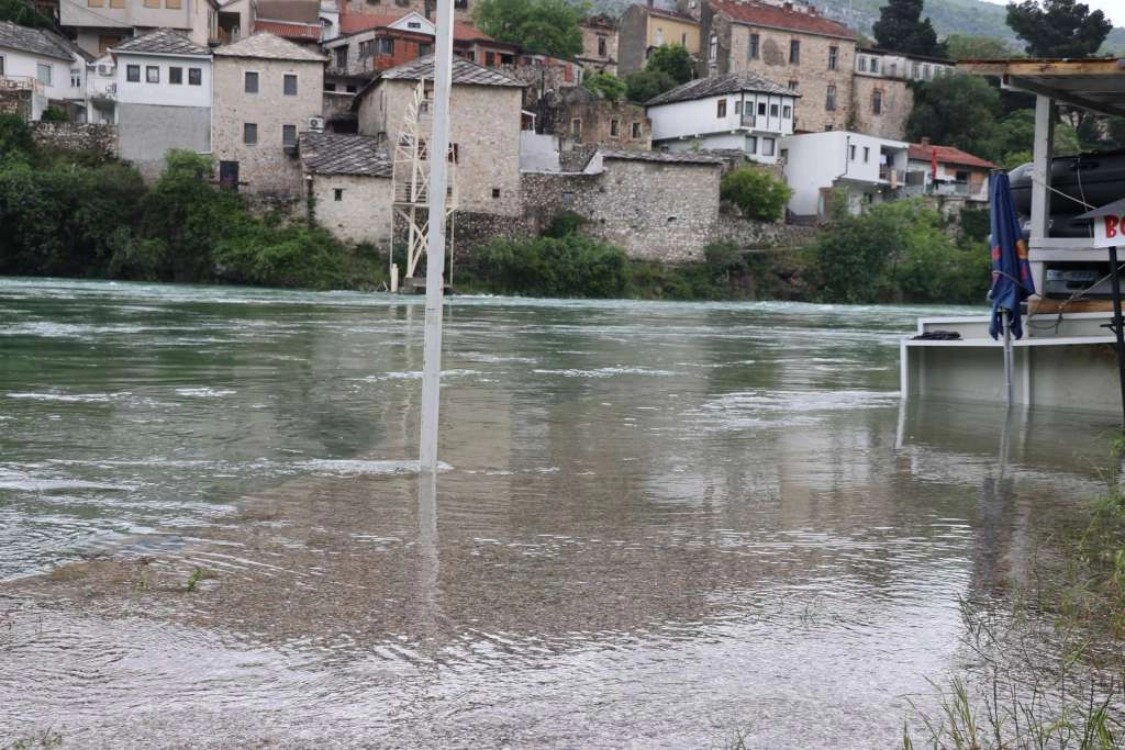 Izdato narandžasto upozorenje za sutra zbog obilnih padavina