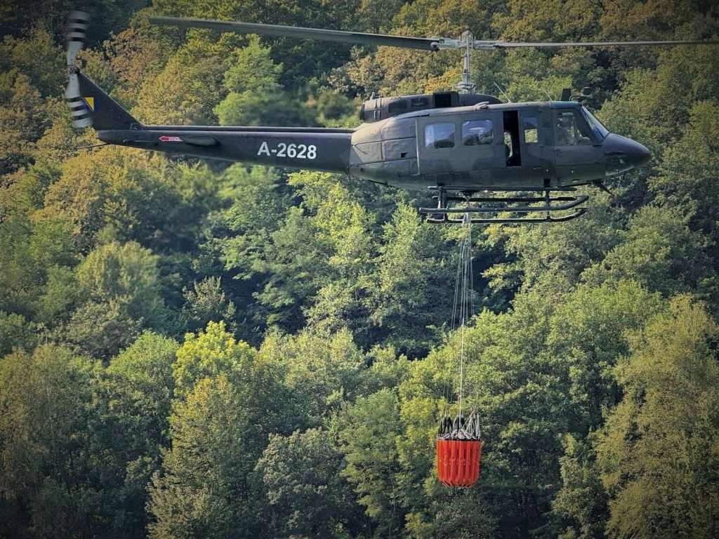 Helikopteri Oružanih snaga BiH pojačanim angažmanom gase požar na Tjentištu