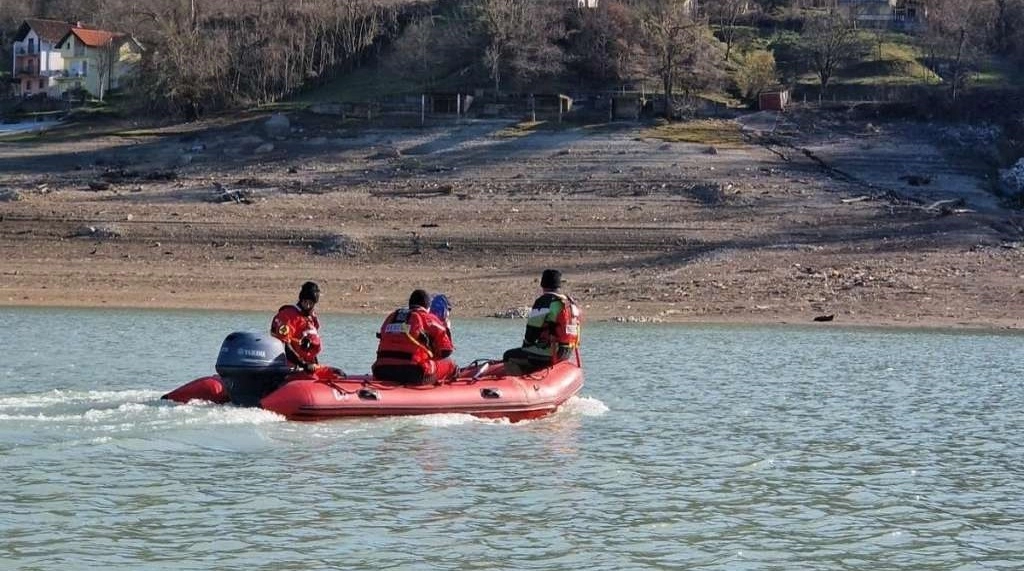 Spasioci tragaju za ribarom koji je nestao na Jablaničkom jezeru