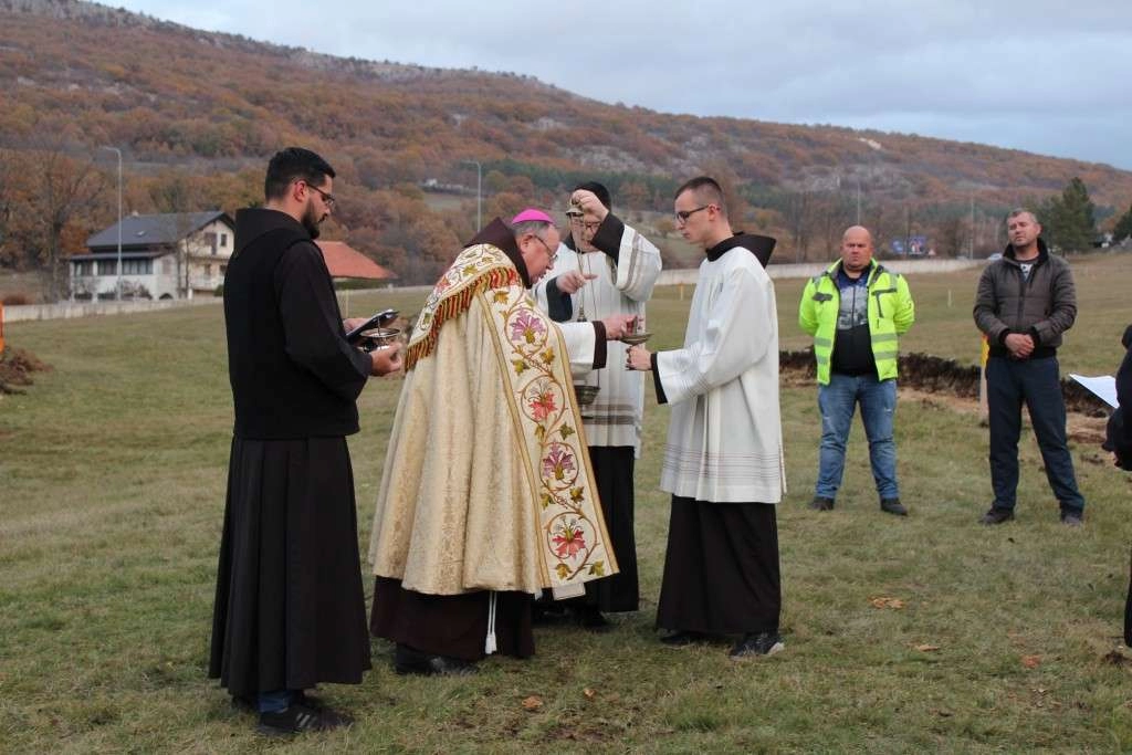 U Livnu se gradi križni put od betona i bronce