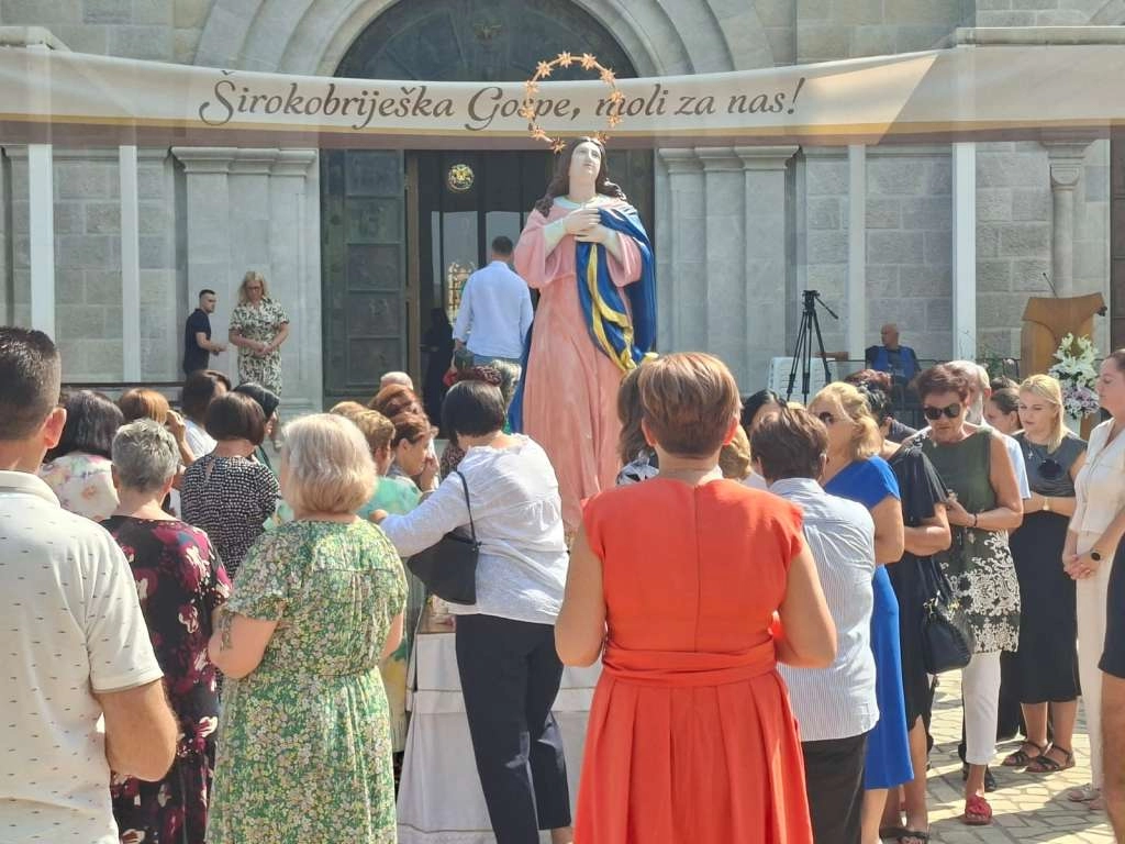 Katolici danas slave Veliku Gospu: Tisuće vjernika u svetištima širom BiH