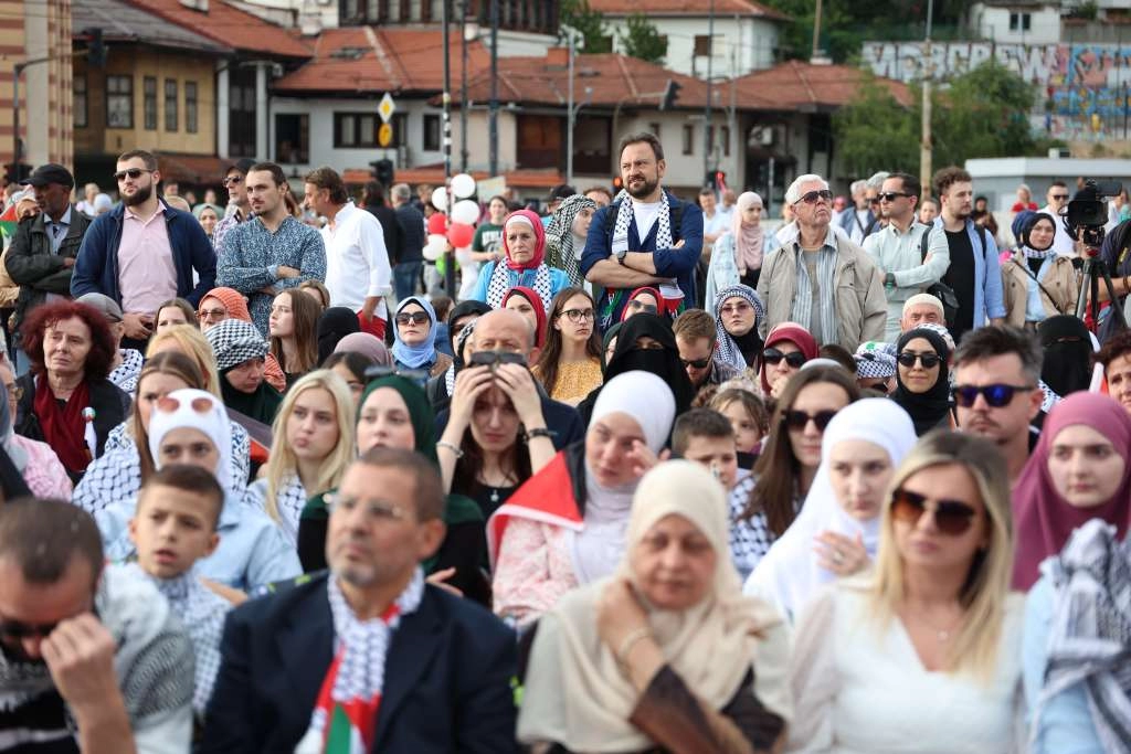 Mirno okupljanje u Sarajevu za narod Palestine i sjećanje na žrtve genocida u Srebrenici