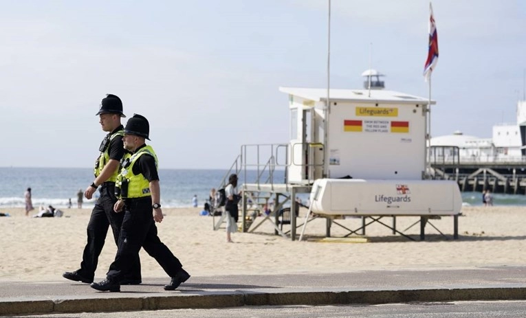 U Britaniji na plaži izbodene dvije žene, jedna umrla, uhićen mladić (17)