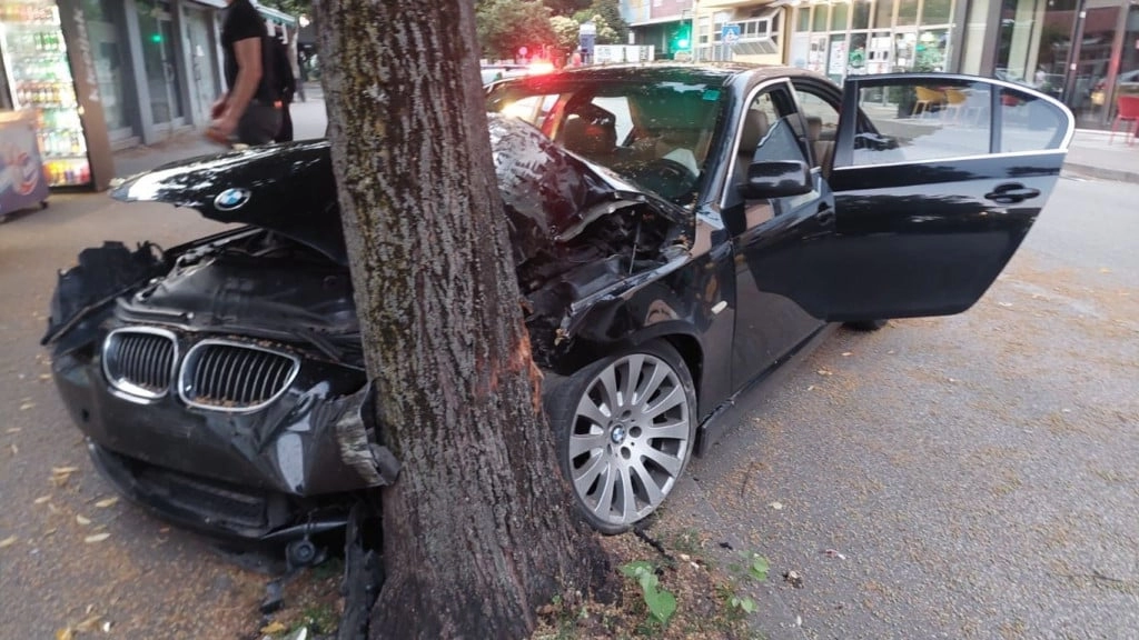 Teška prometna nesreća u Mostaru, zabio se BMW-om u stablo