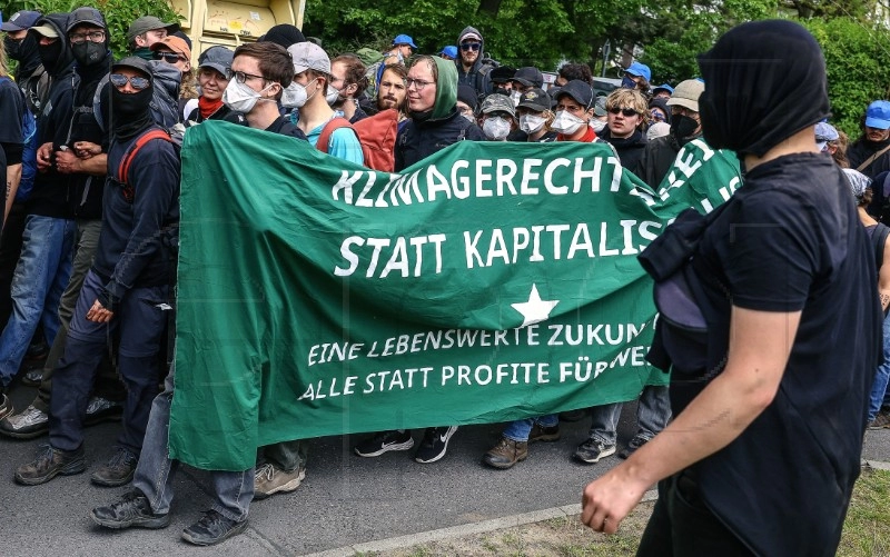 Prosvjednici pokušali upasti u Teslinu tvornicu u Njemačkoj, sukobili se s policijom