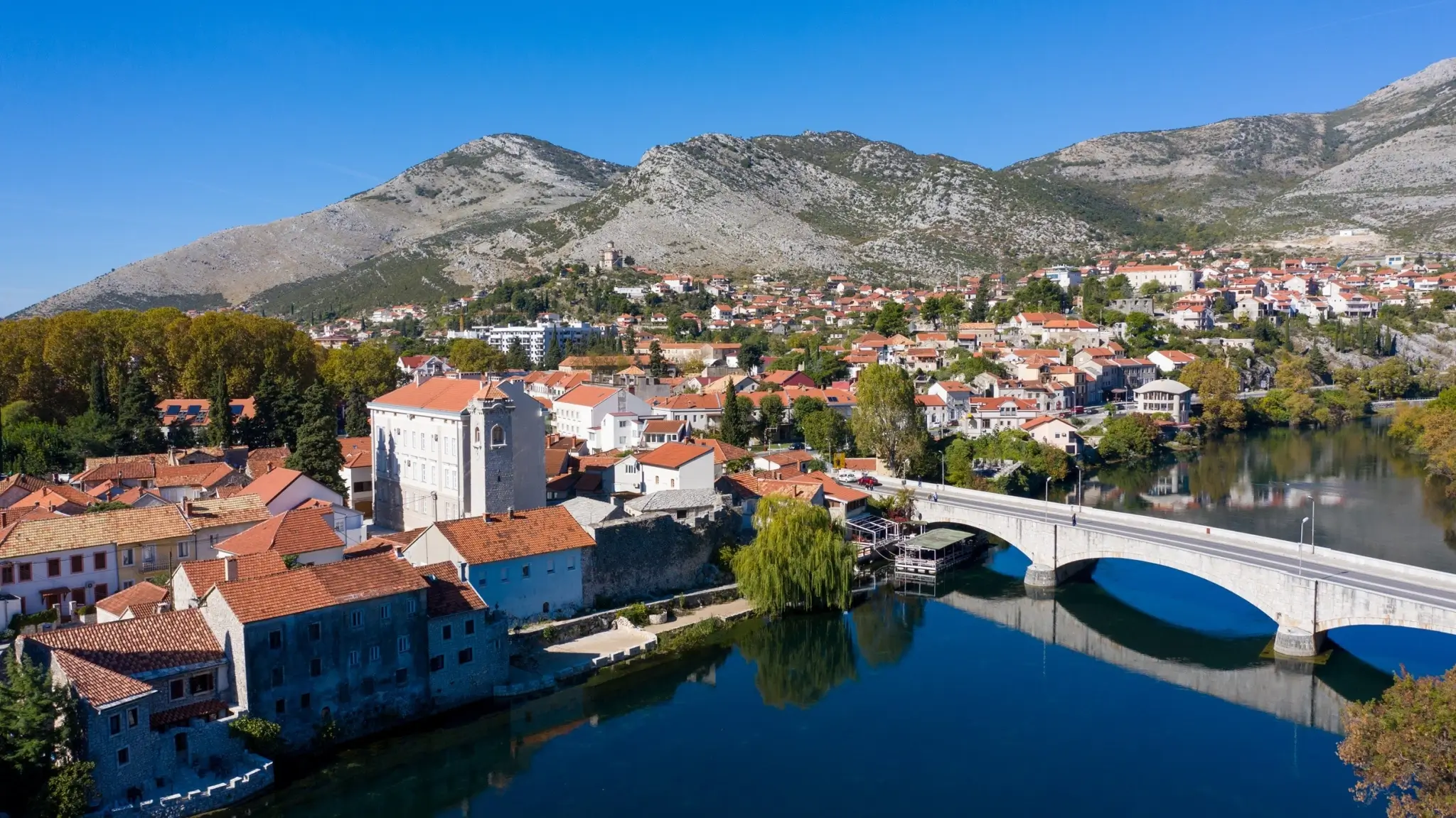 Uhićen maloljetnik koji je prijetio i pripremao pokolj u srednjoj školi u Trebinju