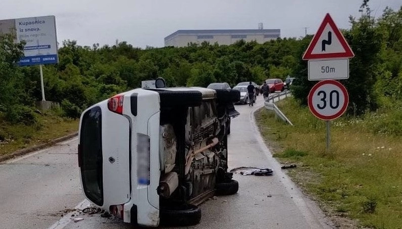 Vozilo završilo na boku na cesti Čitluk - Mostar