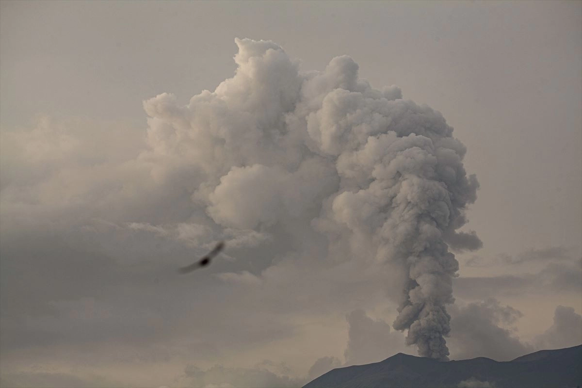 Filipini: Nakon erupcije vulkana Kanlaon oblak pepela i dima dostigao pet kilometara