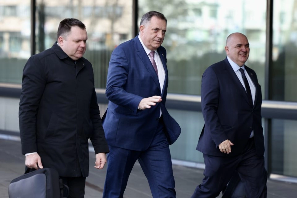 Dok 'trojkaši' pričaju bajke Dodik ubrzano razvaljuje državu