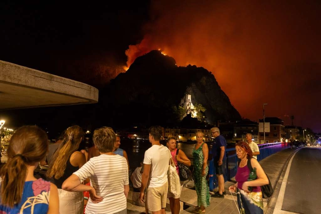 Požar u Lokvi Rogoznici proširio se na Omiš, ima ozlijeđenih