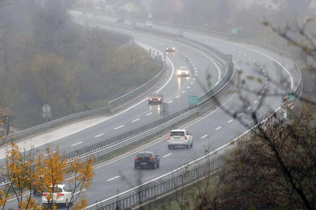 Kolovoz suh, u višim predjelima i uz riječne tokove mjestimično vlažan