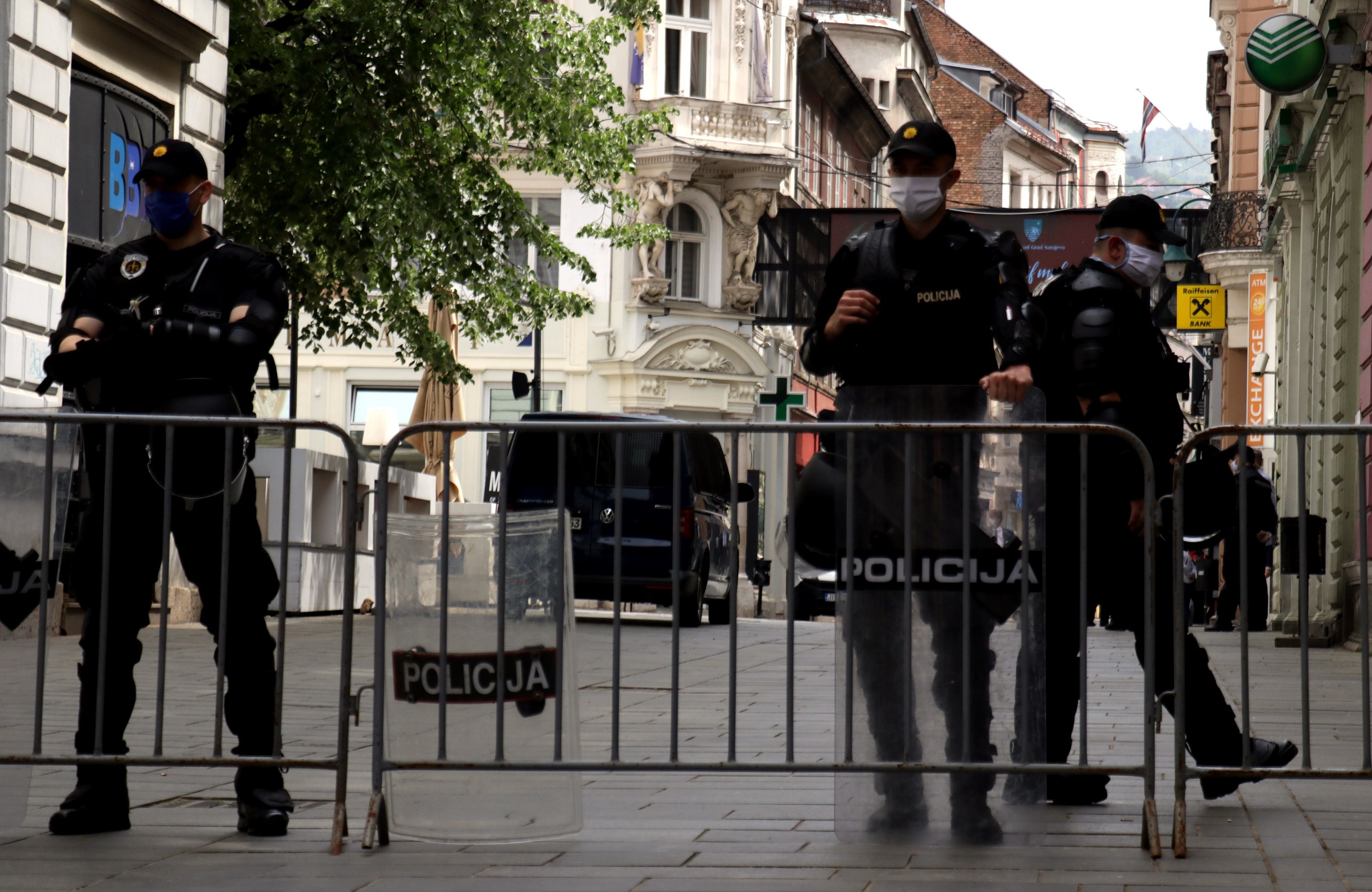 Policija osigurava prostor oko Katedrale u Sarajevu