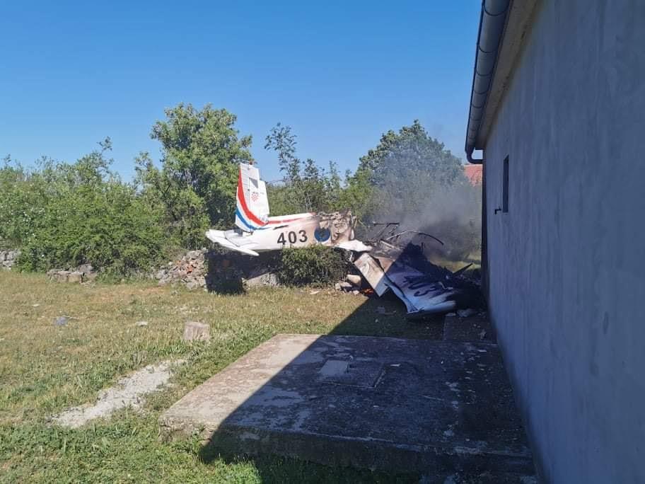 STRAŠNA NESREĆA: Srušio se zrakoplov, dvije osobe poginule (FOTO)