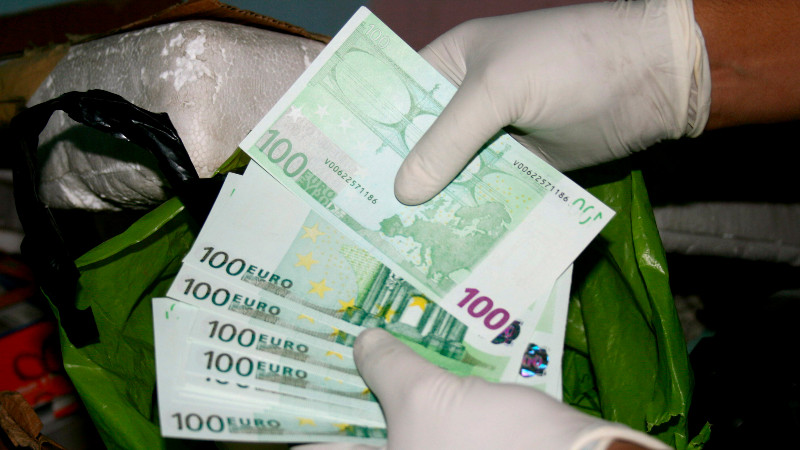Mladi u Srbiju danas će dobiti 100 eura novčane podrške