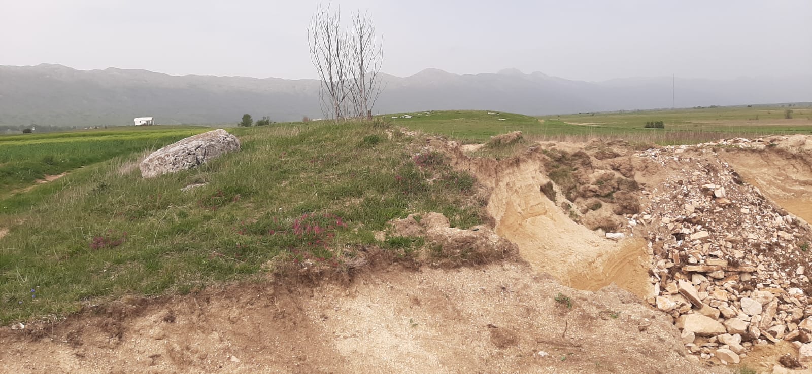 LJUDSKE KOSTI RAZBACANE PO ISKOPU: Uništeno arheološko nalazište u Lištanima pored Livna (FOTO)