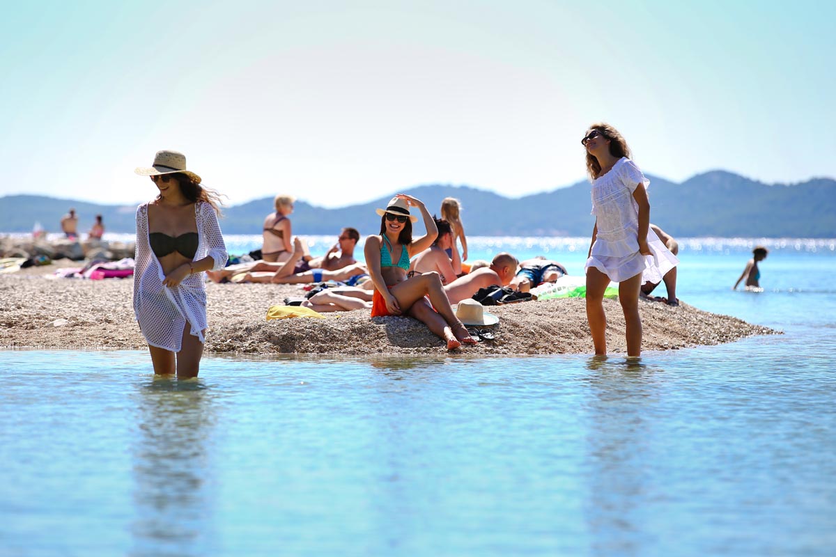 Hrvatska objavila 'pravila' za kupanje i sunčanje na plažama