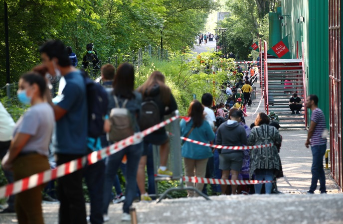 Ljudi zbog koronavirusa u redu za hranu u bogatoj Ženevi