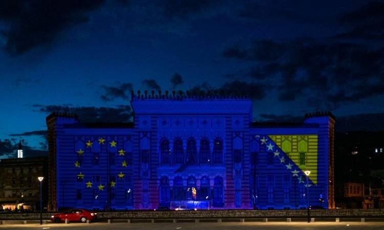 Sarajevska Vijećnica u bojama zastave Europske unije i BiH