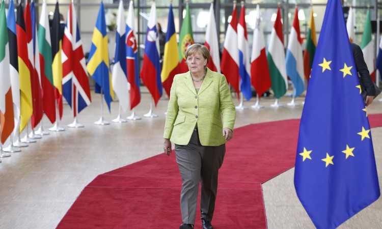 Merkel pozvala na pomirenje u SAD-u