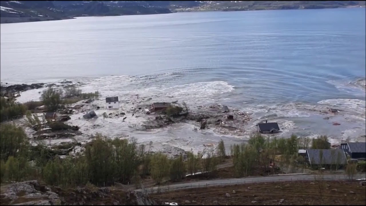 Dio obale otklizao i potonuo u more s osam obiteljskih kuća (VIDEO)