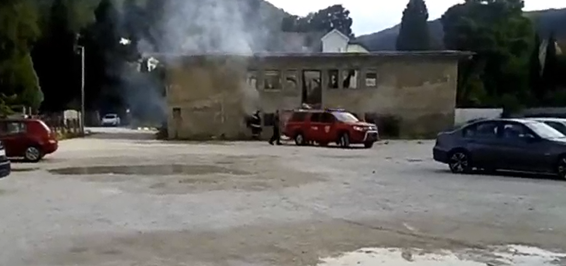 Požar na mostarskom šetalištu (VIDEO)