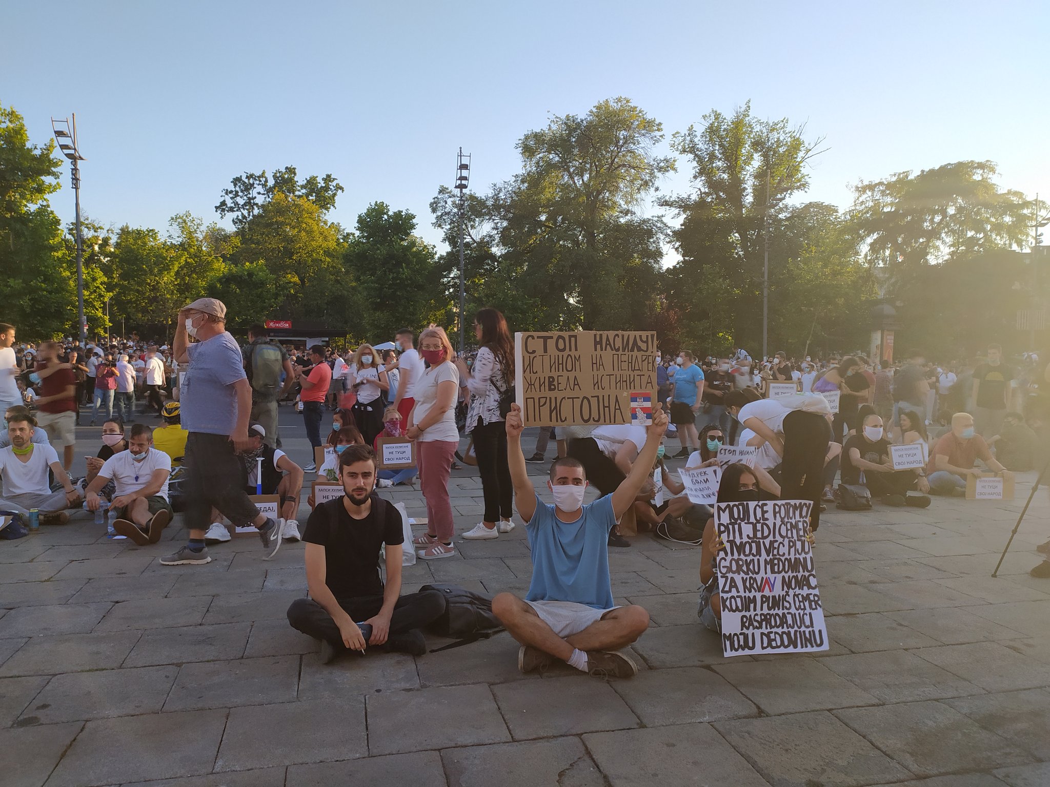 Večerašnji prosvjedi u Srbiji počeli sjedenjem