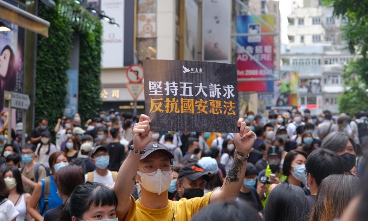 Uhapšeno 370 demonstranata u Hong Kongu, ozlijeđeno sedam policajaca