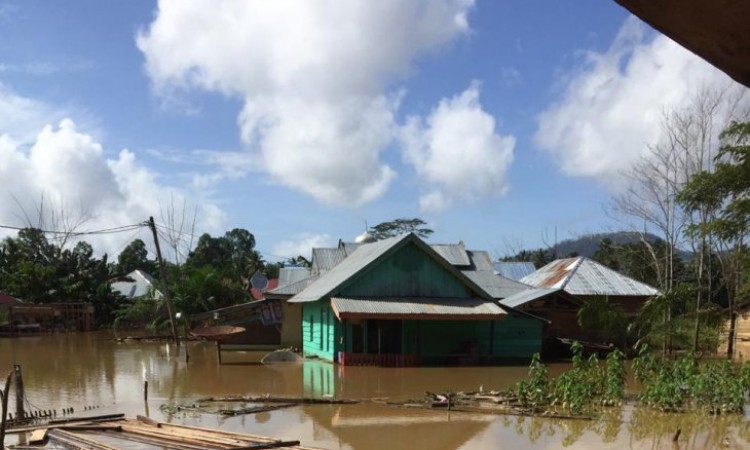 U poplavama u Indoneziji stradalo najmanje 38 osoba