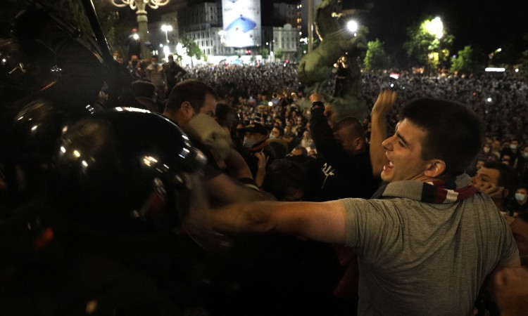 Policija suzavcem i silom rastjerala prosvjednike u Beogradu
