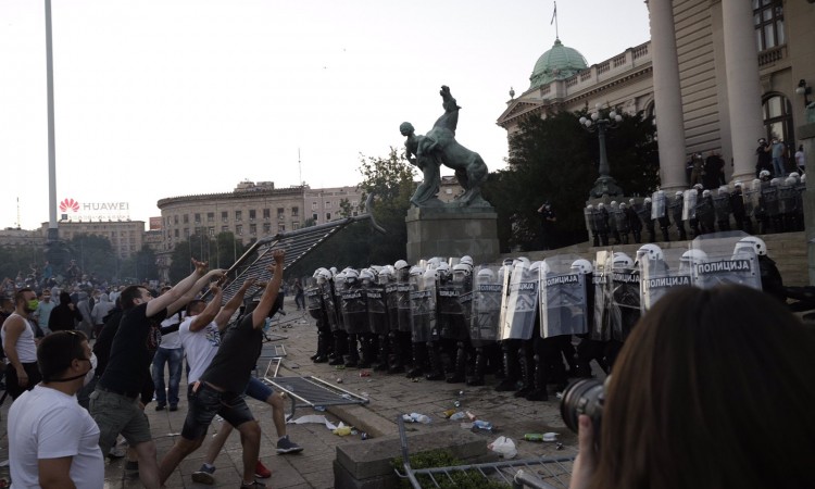 U beogradskim prosvjedima najmanje 36 ozlijeđenih, postupak protiv 25 osoba