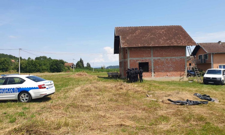 Bacio bombu na komšiju, zatvorio se u kuću s majkom, odbijao da se preda...