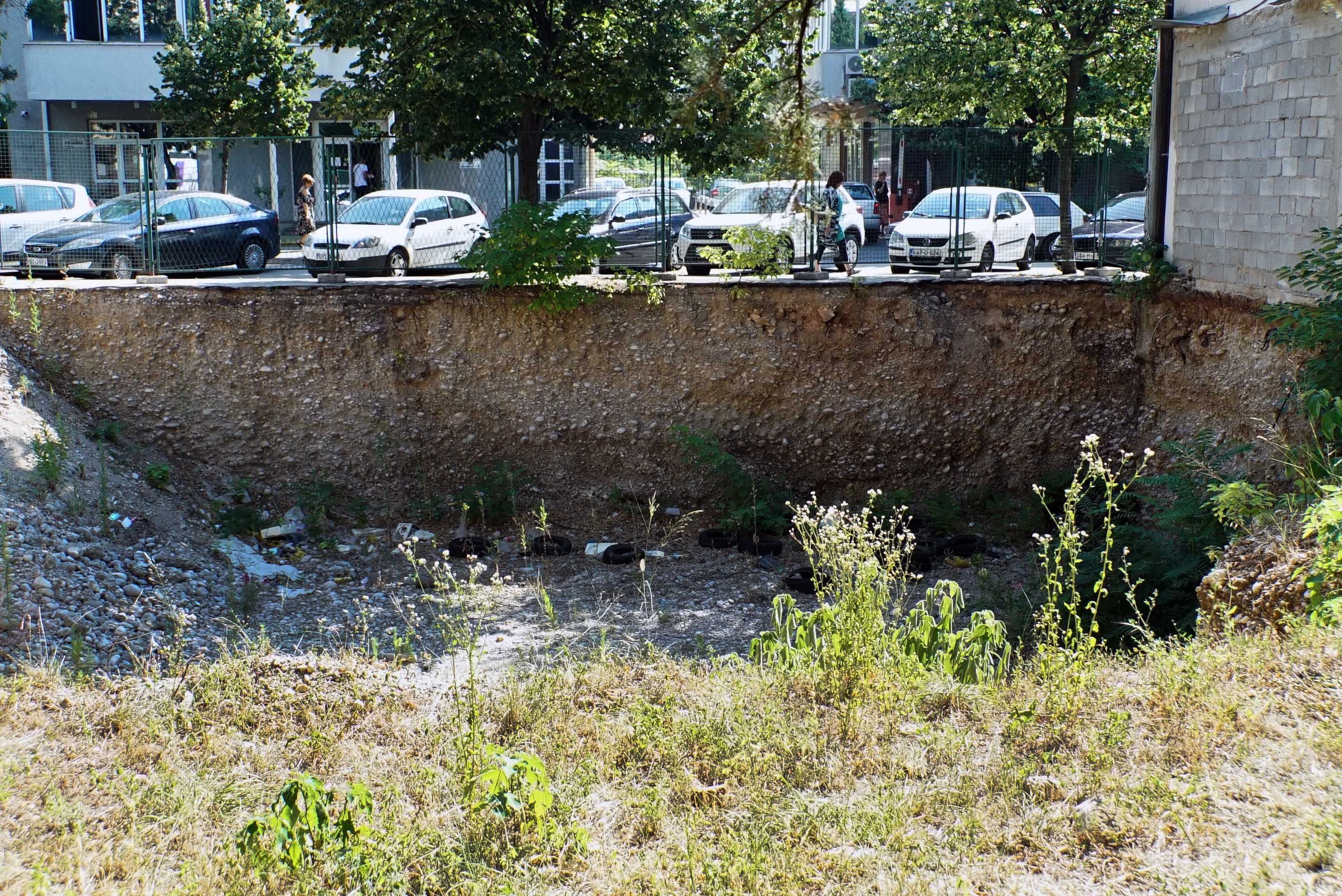 Rupa u centru Mostara još nije zatrpana