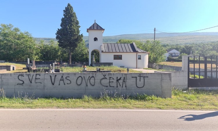 Vandalizam na ogradi pravoslavnog groblja i crkve u Širokom Brijegu