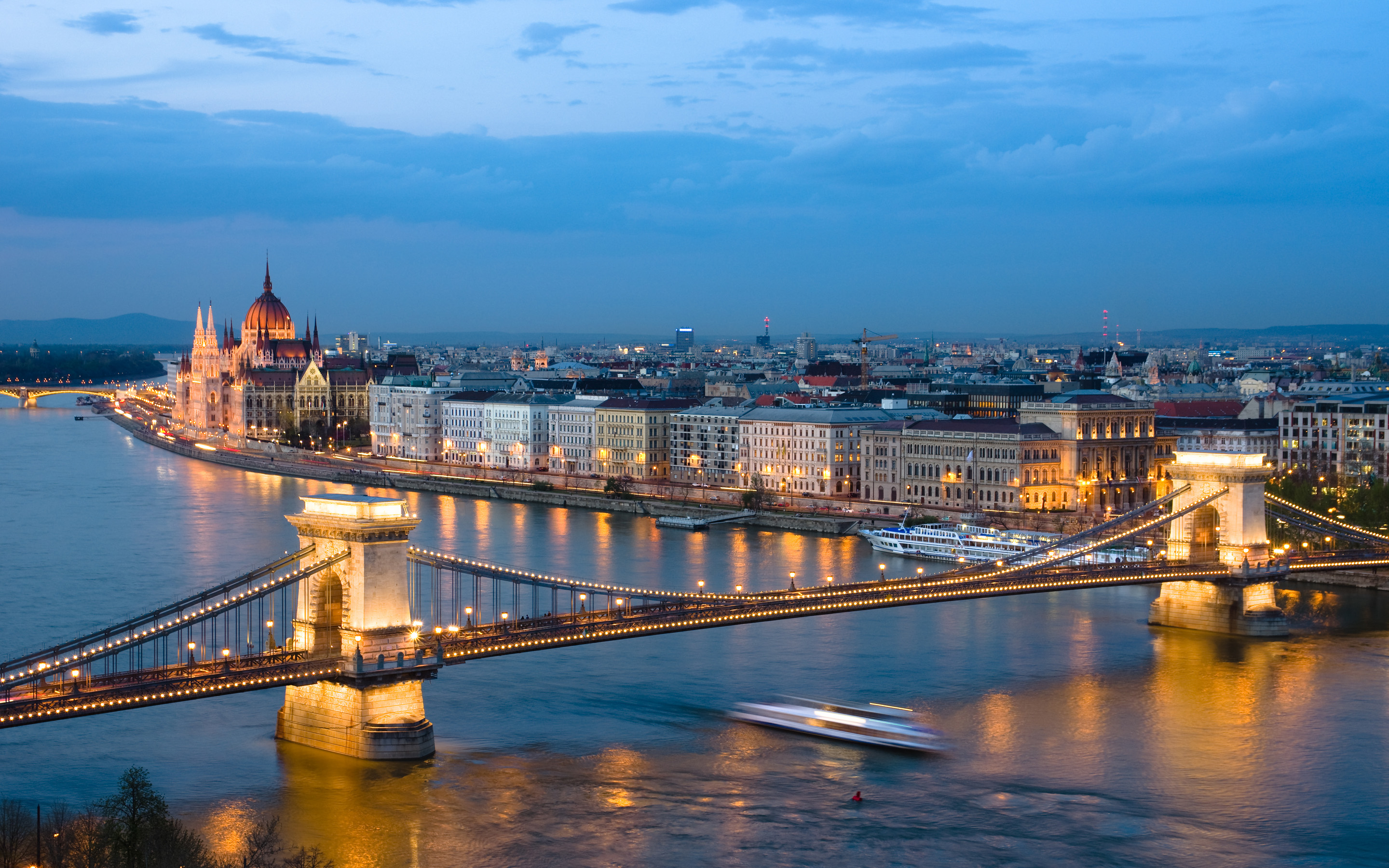 Budimpešta: 700 avanturista plivalo od jedne do druge obale Dunava
