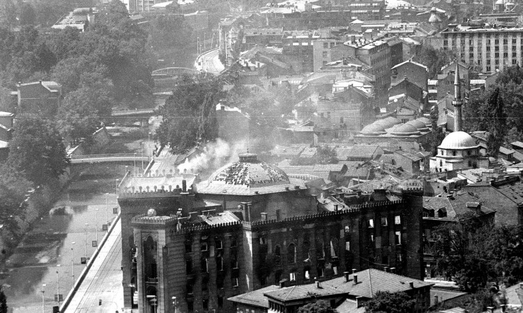 Prije 28 godina zapaljena sarajevska Vijećnica