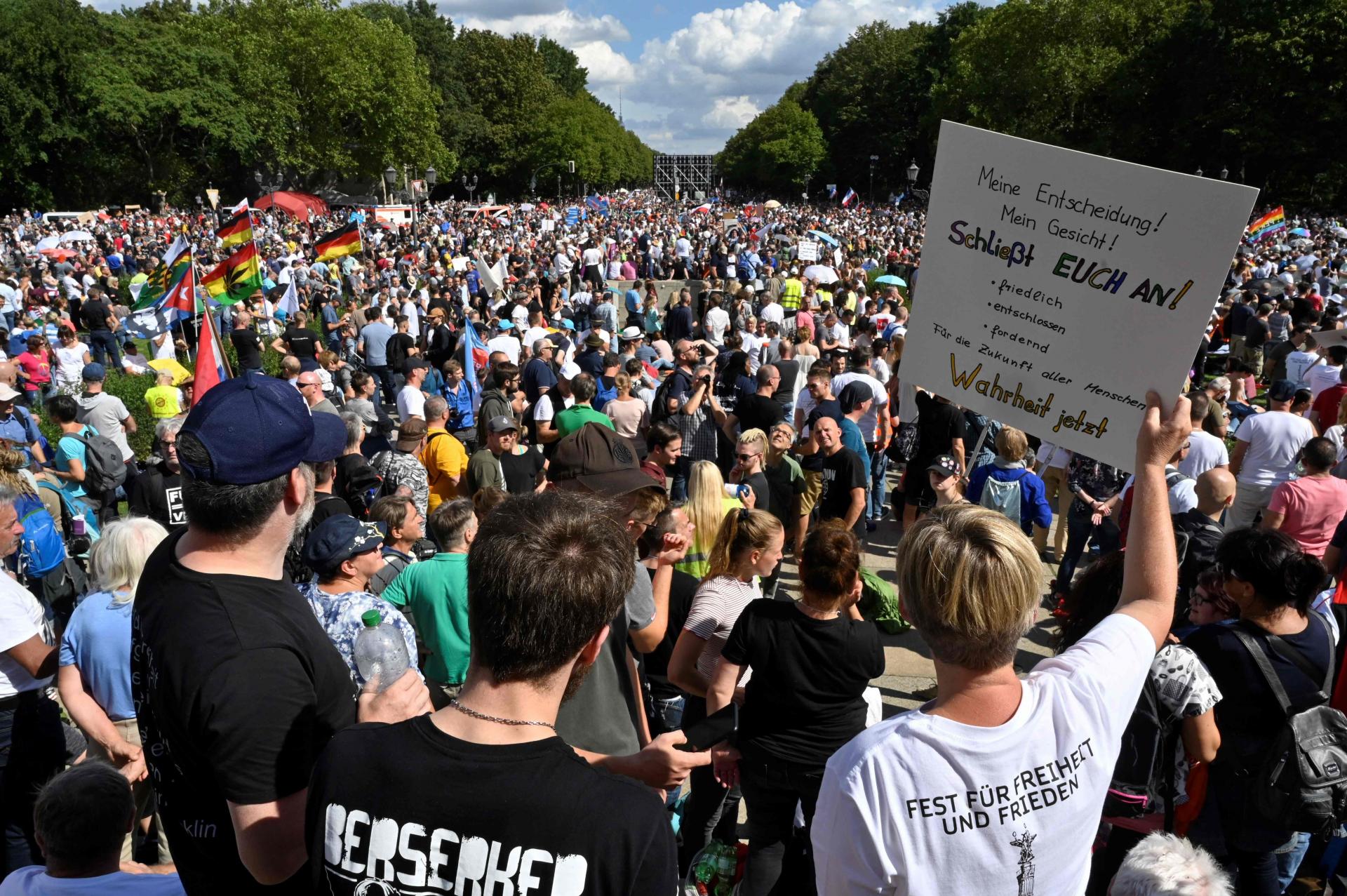 Tisuće ljudi na prosvjedima diljem Europe protiv ‘medicinske tiranije‘, u Berlinu 300 privedenih