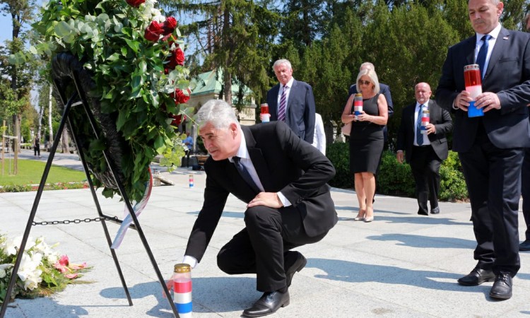 Izaslanstvo HDZ-a BiH posjetilo grob prvog predsjednika Republike Hrvatske