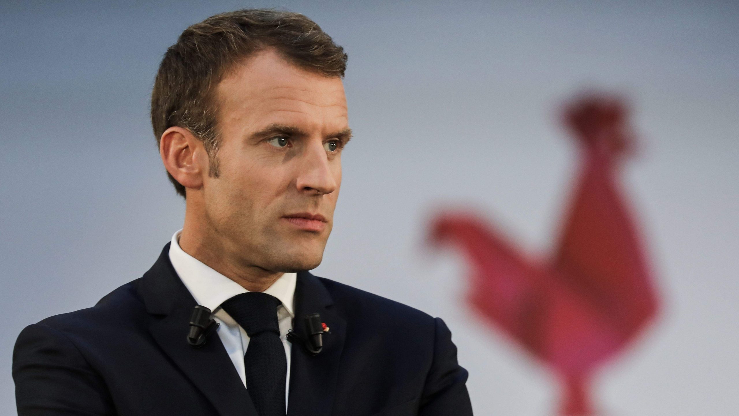 Macron osudio prikaz crne parlamentarke kao ropkinje u krajnje desnom časopisu