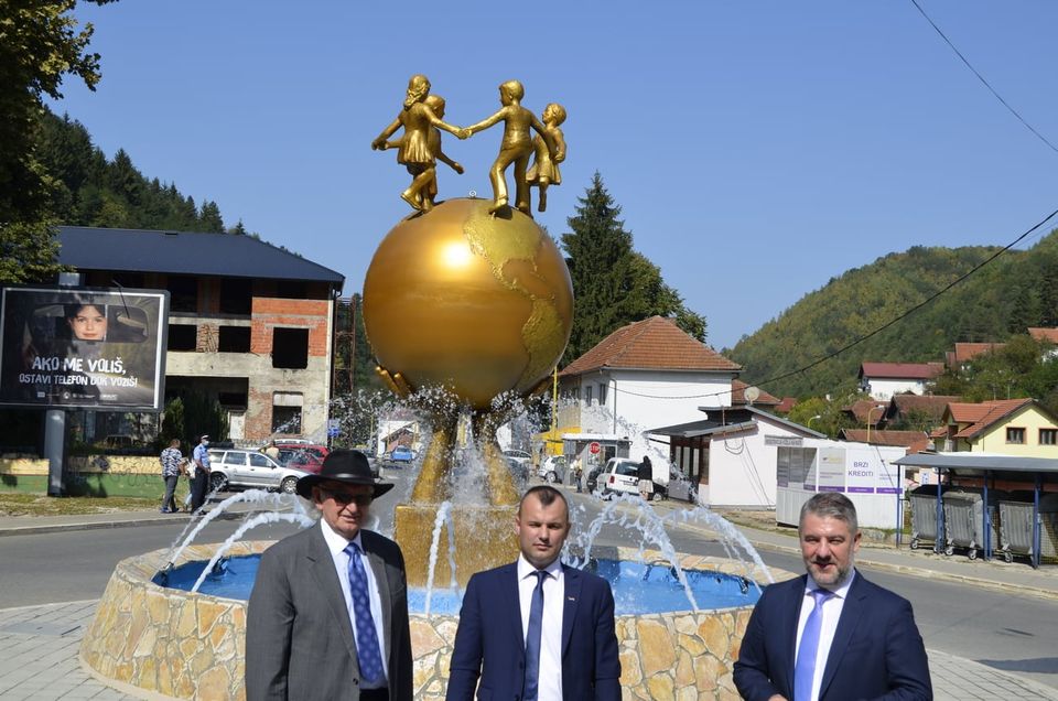 UZ BROJNE KONTROVERZE I BOJKOT SDA: U Srebrenici otvoren "Spomenik miru"
