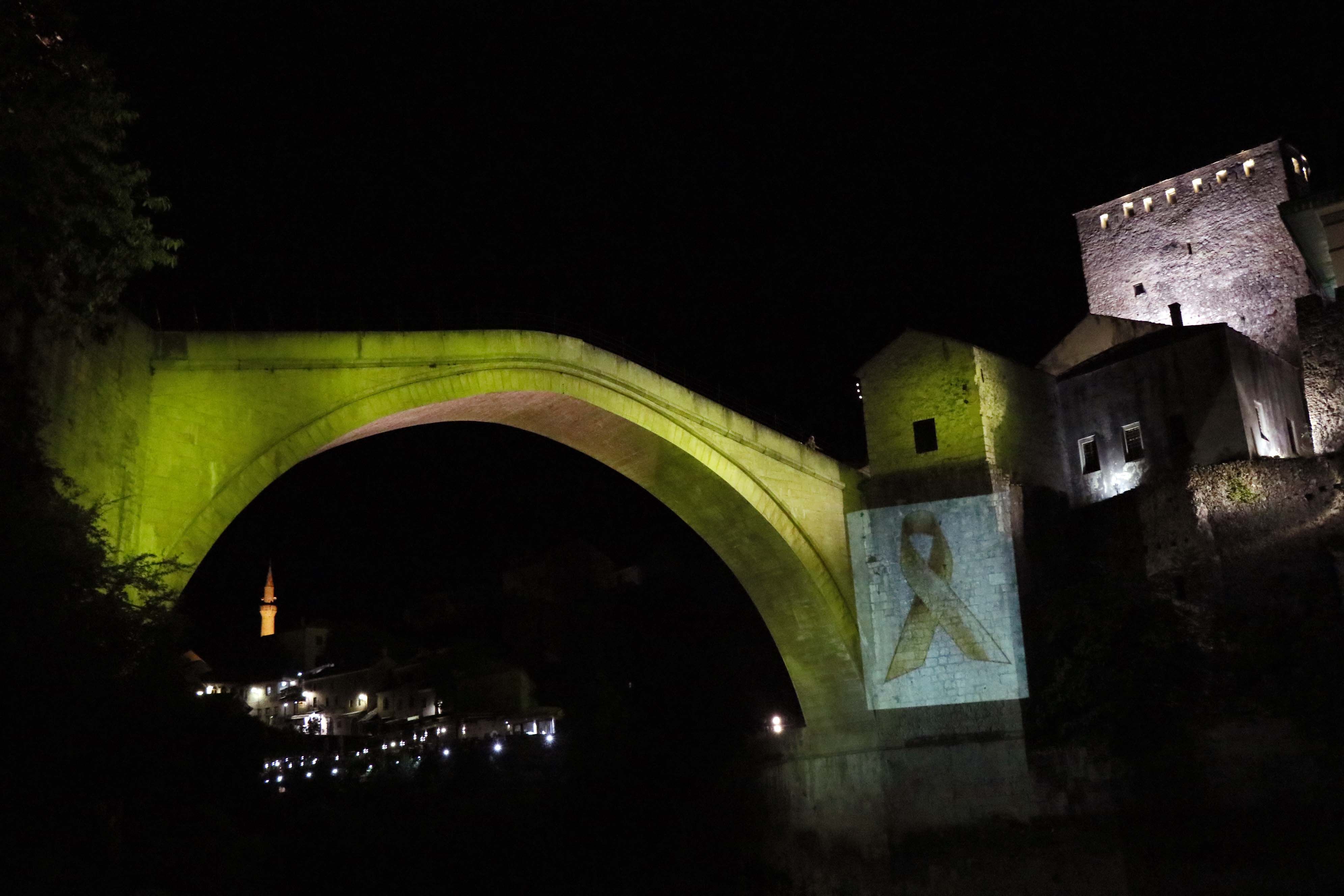 Stari most u zlatnoj boji kao znak podrške djeci oboljeloj od raka